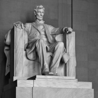 Lincoln_Memorial_(Lincoln_contrasty)